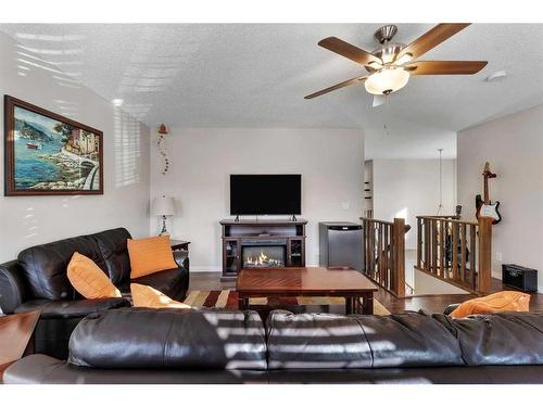 157 Sherwood Circle Nw, Calgary, AB - Indoor Photo Showing Living Room