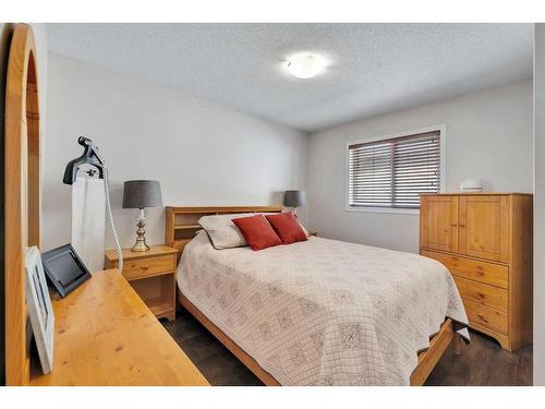 157 Sherwood Circle Nw, Calgary, AB - Indoor Photo Showing Bedroom