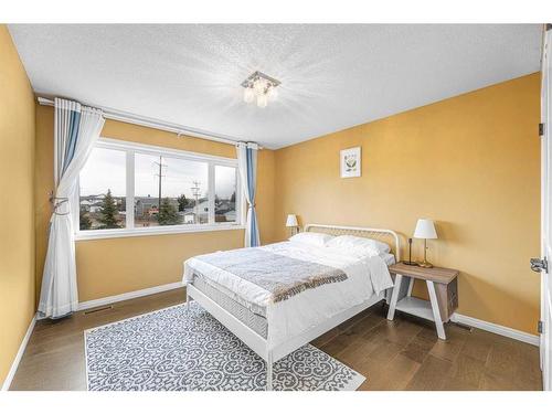 108 West Pointe Manor, Cochrane, AB - Indoor Photo Showing Bedroom