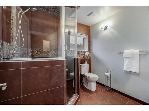 11 Woodlark Drive Sw, Calgary, AB - Indoor Photo Showing Bathroom