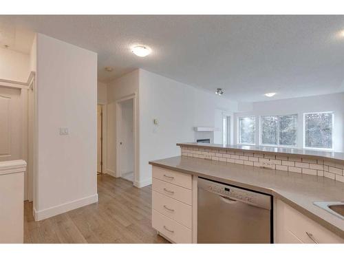 319-10 Discovery Ridge Close Sw, Calgary, AB - Indoor Photo Showing Kitchen