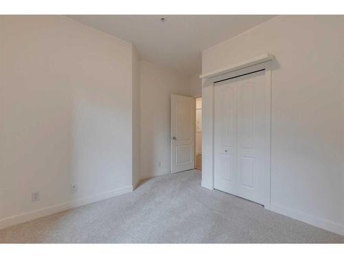 319-10 Discovery Ridge Close Sw, Calgary, AB - Indoor Photo Showing Bathroom