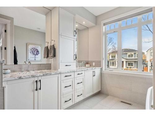 4512 16A Street Sw, Calgary, AB - Indoor Photo Showing Bathroom