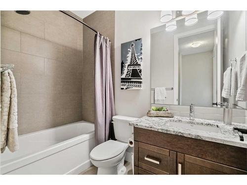 4512 16A Street Sw, Calgary, AB - Indoor Photo Showing Bathroom