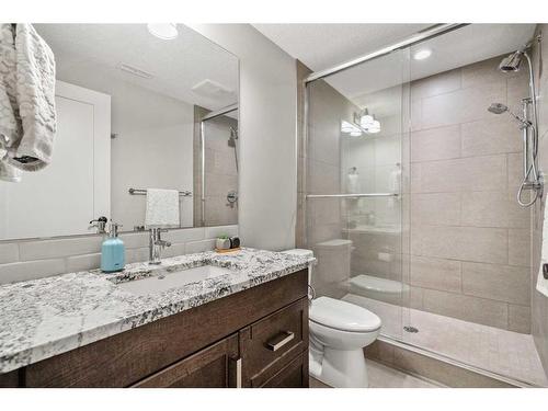 4512 16A Street Sw, Calgary, AB - Indoor Photo Showing Bathroom