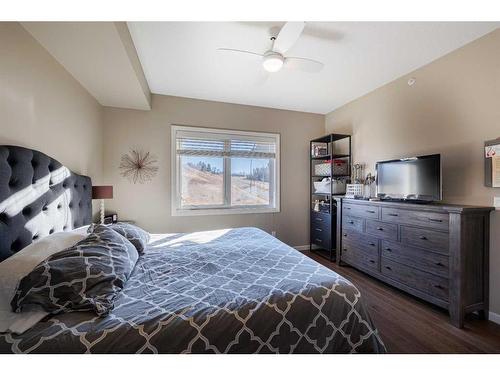 410-103 Valley Ridge Manor Nw, Calgary, AB - Indoor Photo Showing Bedroom