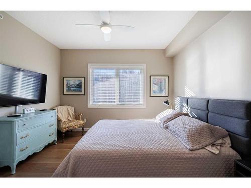 410-103 Valley Ridge Manor Nw, Calgary, AB - Indoor Photo Showing Bedroom