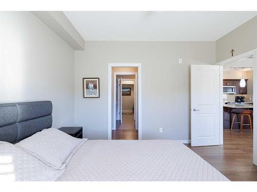 410-103 Valley Ridge Manor Nw, Calgary, AB - Indoor Photo Showing Bedroom