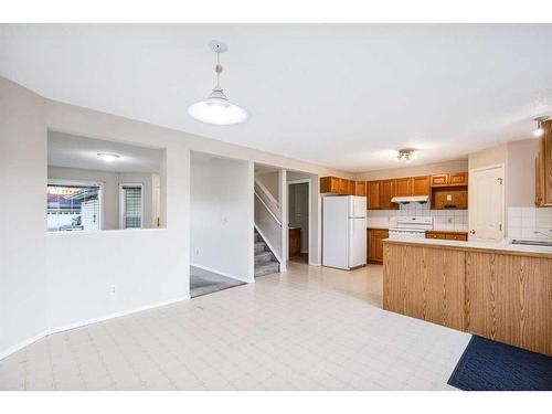 69 Saddlecreek Terrace Ne, Calgary, AB - Indoor Photo Showing Kitchen