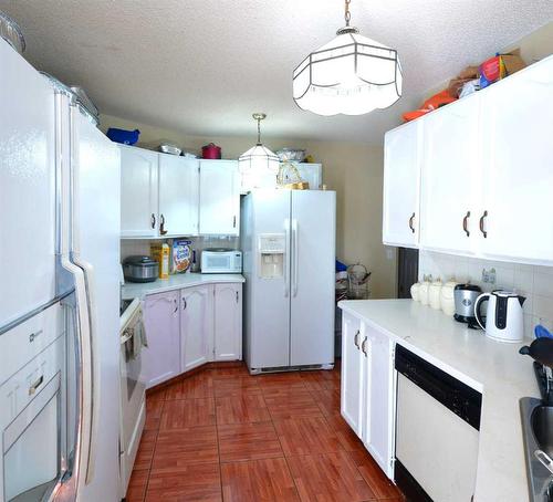 173 Coral Sands Place Ne, Calgary, AB - Indoor Photo Showing Kitchen