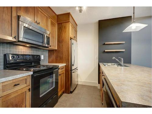 1508-105 Railway Avenue Sw, Airdrie, AB - Indoor Photo Showing Kitchen With Double Sink