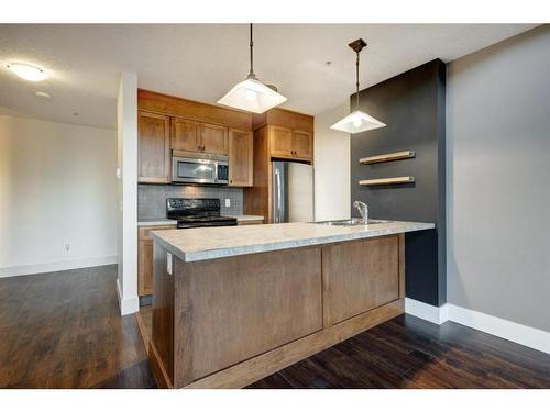 1508-105 Railway Avenue Sw, Airdrie, AB - Indoor Photo Showing Kitchen