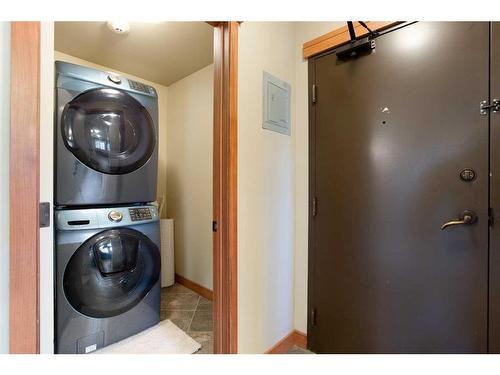 312-315 50 Avenue Sw, Calgary, AB - Indoor Photo Showing Laundry Room