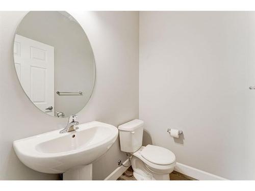 41 Hillcrest Square Sw, Airdrie, AB - Indoor Photo Showing Bathroom