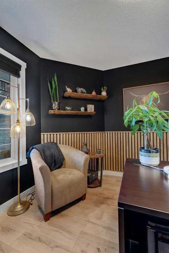 141 Somerset Way Sw, Calgary, AB - Indoor Photo Showing Living Room