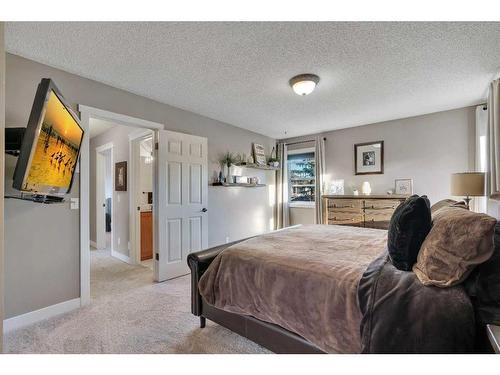 141 Somerset Way Sw, Calgary, AB - Indoor Photo Showing Bedroom