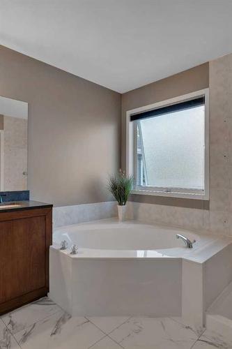 141 Somerset Way Sw, Calgary, AB - Indoor Photo Showing Bathroom