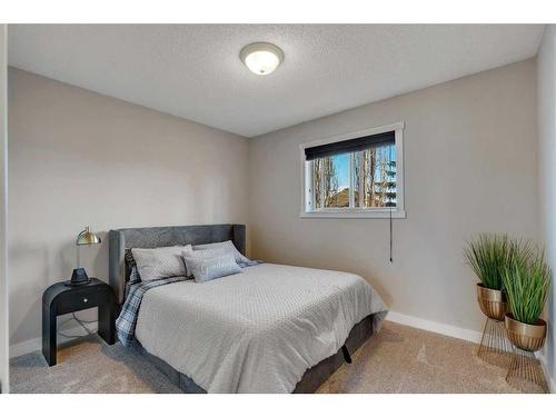 141 Somerset Way Sw, Calgary, AB - Indoor Photo Showing Bedroom