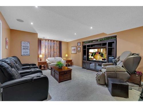 141 Somerset Way Sw, Calgary, AB - Indoor Photo Showing Living Room