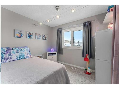 141 Spring Haven Mews Se, Airdrie, AB - Indoor Photo Showing Bedroom