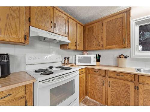 141 Spring Haven Mews Se, Airdrie, AB - Indoor Photo Showing Kitchen