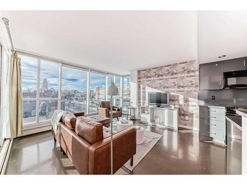 306-188 15 Avenue Sw, Calgary, AB - Indoor Photo Showing Living Room With Fireplace