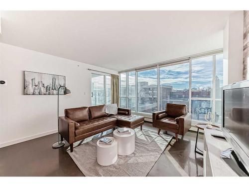 306-188 15 Avenue Sw, Calgary, AB - Indoor Photo Showing Living Room