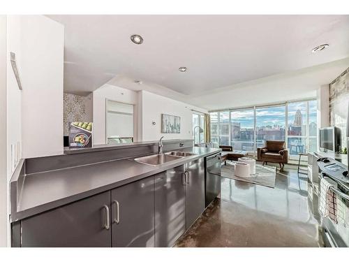 306-188 15 Avenue Sw, Calgary, AB - Indoor Photo Showing Kitchen With Double Sink