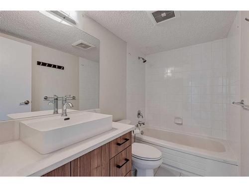 813-738 3 Avenue Sw, Calgary, AB - Indoor Photo Showing Bathroom