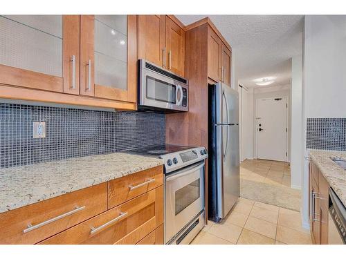 813-738 3 Avenue Sw, Calgary, AB - Indoor Photo Showing Kitchen With Upgraded Kitchen