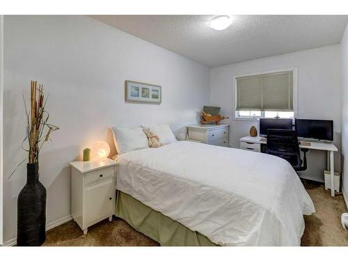 66 Country Village Villas Ne, Calgary, AB - Indoor Photo Showing Bedroom