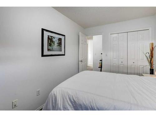 66 Country Village Villas Ne, Calgary, AB - Indoor Photo Showing Bedroom