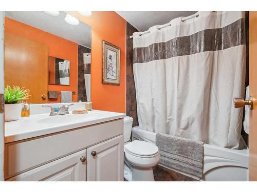 3411 Boulton Road Nw, Calgary, AB - Indoor Photo Showing Bathroom