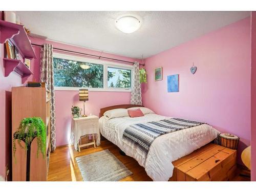 3411 Boulton Road Nw, Calgary, AB - Indoor Photo Showing Bedroom