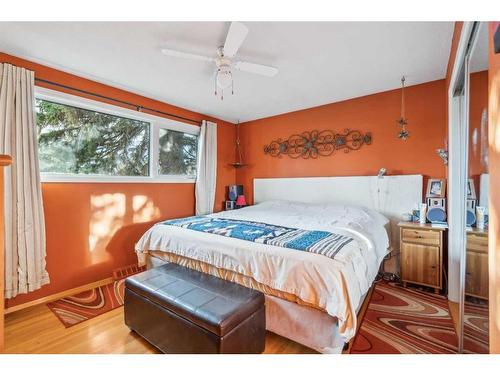 3411 Boulton Road Nw, Calgary, AB - Indoor Photo Showing Bedroom