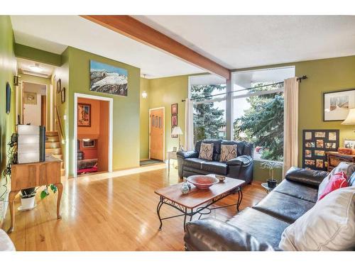 3411 Boulton Road Nw, Calgary, AB - Indoor Photo Showing Living Room