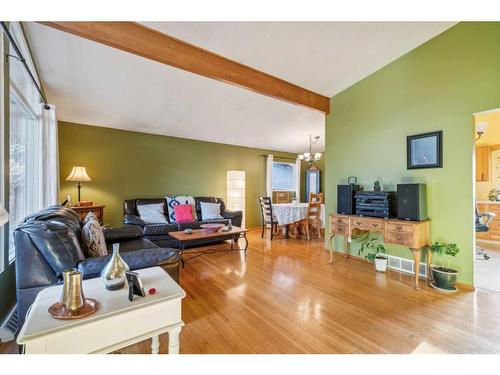 3411 Boulton Road Nw, Calgary, AB - Indoor Photo Showing Living Room