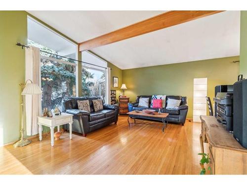 3411 Boulton Road Nw, Calgary, AB - Indoor Photo Showing Living Room