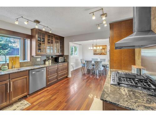 48 Deerview Place Se, Calgary, AB - Indoor Photo Showing Kitchen