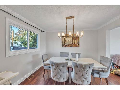 48 Deerview Place Se, Calgary, AB - Indoor Photo Showing Dining Room