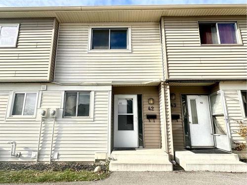 42-2519 38 Street Ne, Calgary, AB - Outdoor With Facade