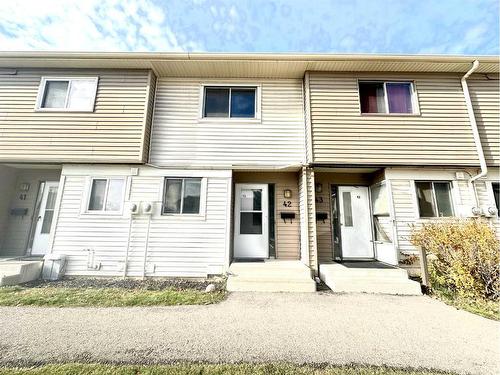 42-2519 38 Street Ne, Calgary, AB - Outdoor With Facade