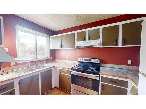 42-2519 38 Street Ne, Calgary, AB - Indoor Photo Showing Kitchen With Double Sink