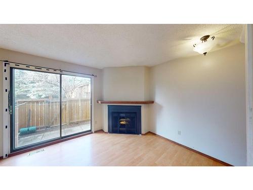 42-2519 38 Street Ne, Calgary, AB - Indoor Photo Showing Living Room With Fireplace