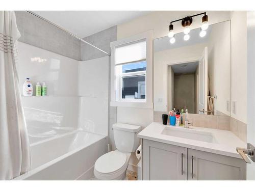 109-525 River Heights Drive, Cochrane, AB - Indoor Photo Showing Bathroom