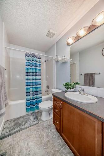 37 Everhollow Park Sw, Calgary, AB - Indoor Photo Showing Bathroom