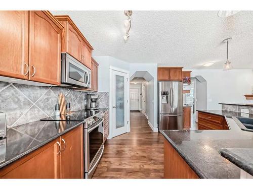 37 Everhollow Park Sw, Calgary, AB - Indoor Photo Showing Kitchen With Double Sink With Upgraded Kitchen