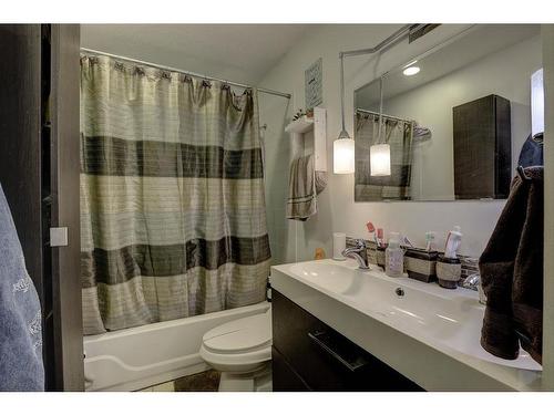 15 Glenpatrick Crescent, Cochrane, AB - Indoor Photo Showing Bathroom