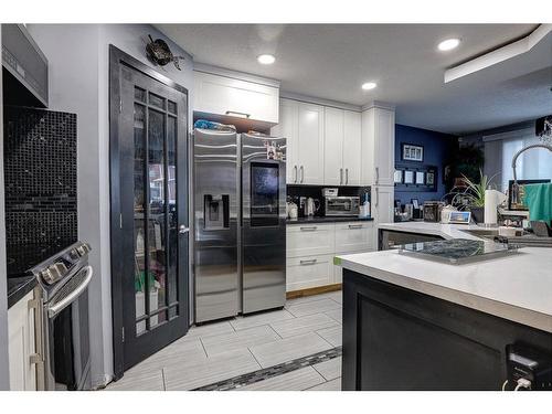 15 Glenpatrick Crescent, Cochrane, AB - Indoor Photo Showing Kitchen