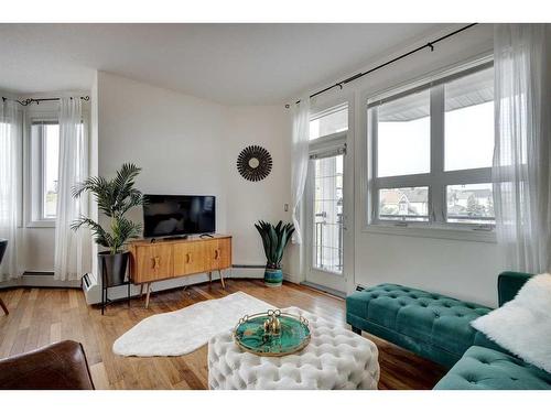 532-26 Val Gardena View Sw, Calgary, AB - Indoor Photo Showing Living Room